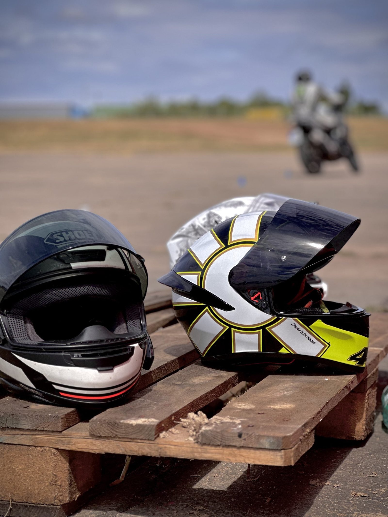 Motorradfahrer auf Landstraße bei kurven.schule® — Road & Safety Flow