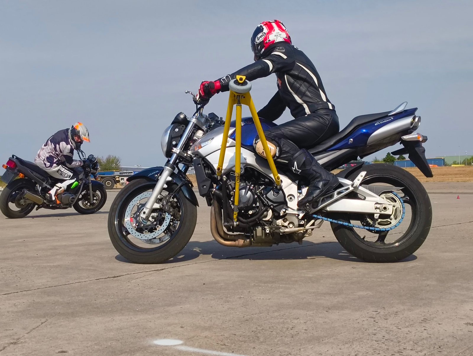 Motorrad in Schräglage bei einem kurven.schule® Schräglagentraining