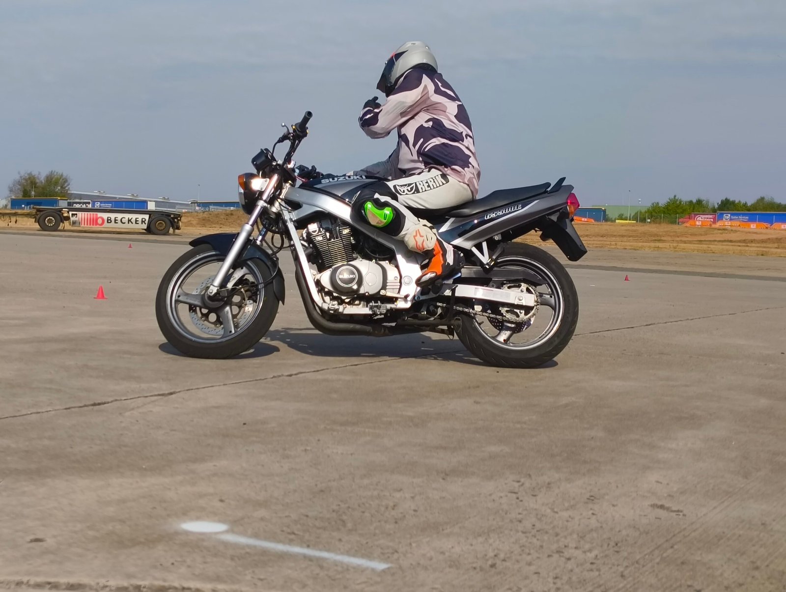 Motorrad in Schräglage bei einem kurven.schule® Schräglagentraining