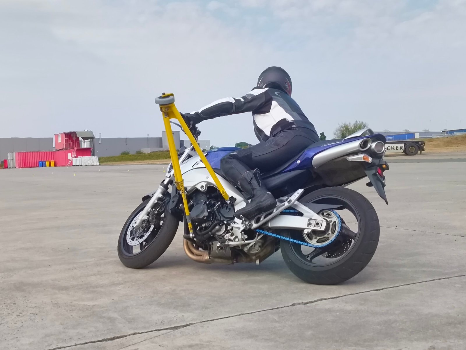 Motorrad in Schräglage bei einem kurven.schule® Schräglagentraining