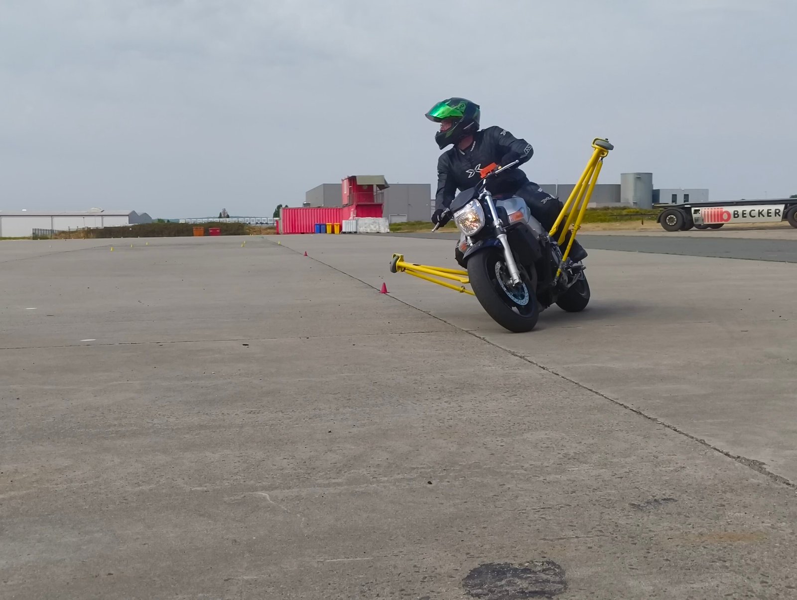 Motorrad in Schräglage bei einem kurven.schule® Schräglagentraining