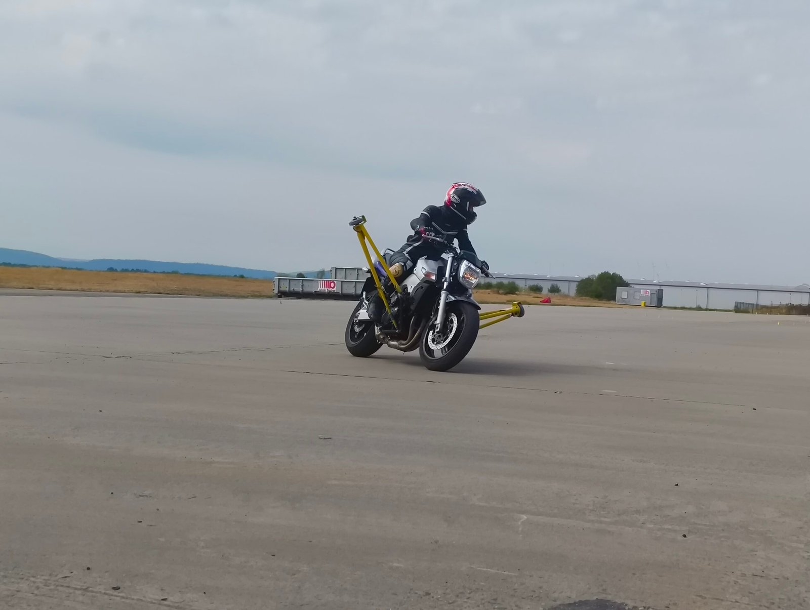 Motorrad in Schräglage bei einem kurven.schule® Schräglagentraining
