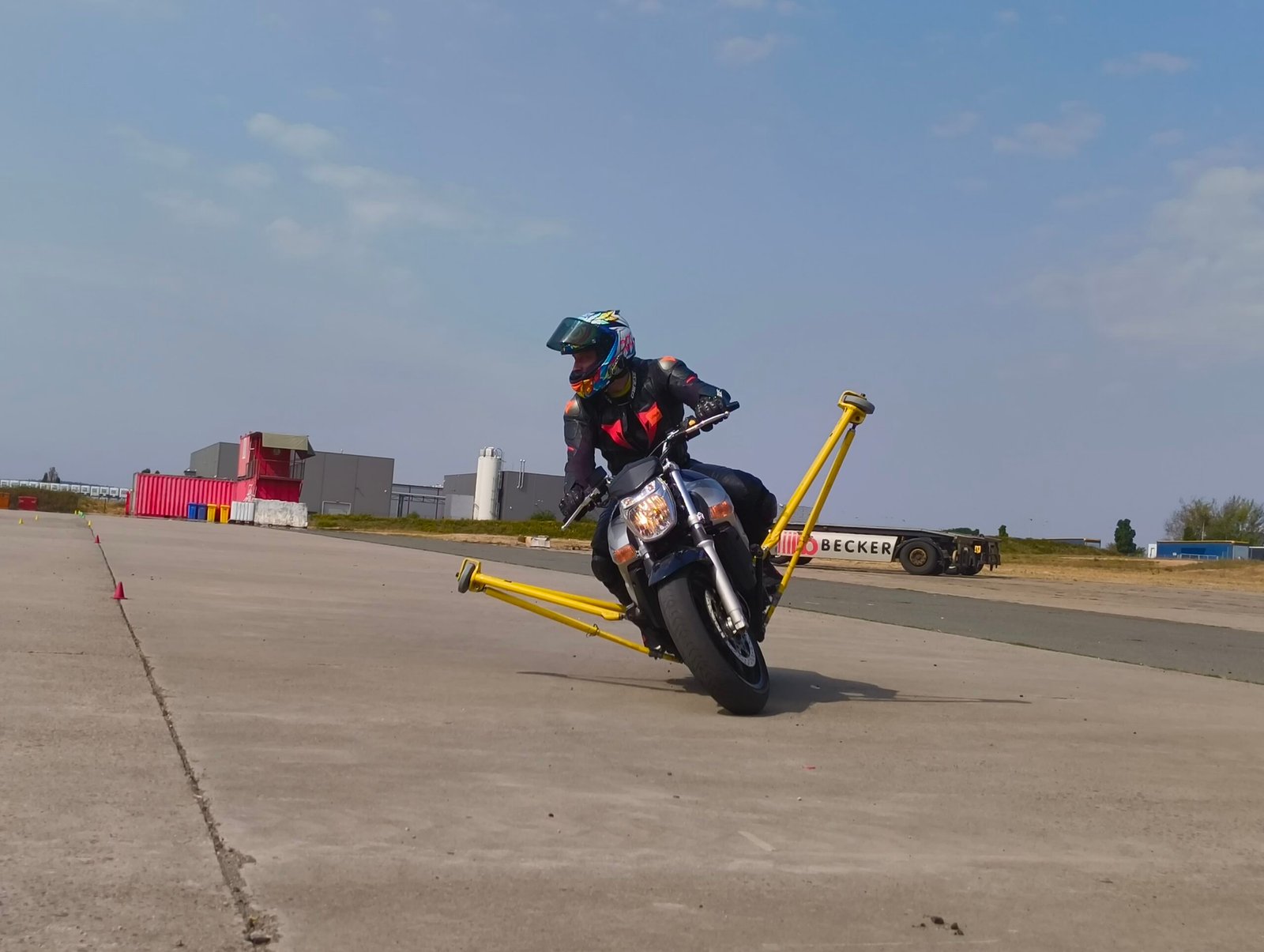 Motorrad in Schräglage bei einem kurven.schule® Schräglagentraining
